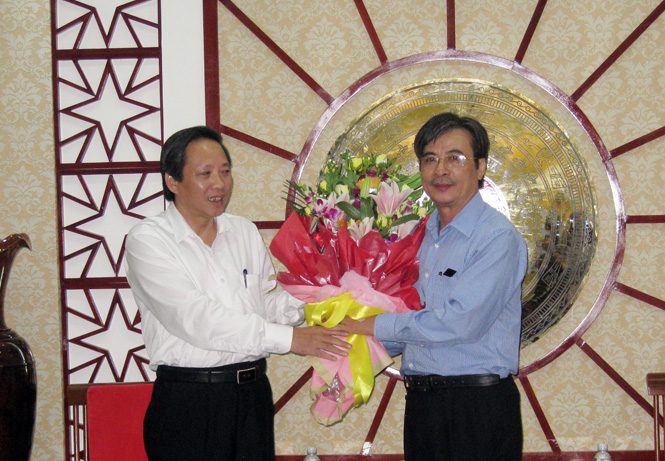Đồng chí Hoàng Đăng Quang, Phó Bí thư Thường trực Tỉnh uỷ, Trưởng đoàn đại biểu Quốc hội tỉnh, tặng hoa chúc mừng đoàn đại biểu tỉnh ta dự Đại hội đại biểu toàn quốc MTTQVN lần thứ VIII, (nhiệm kỳ 2014-2019).