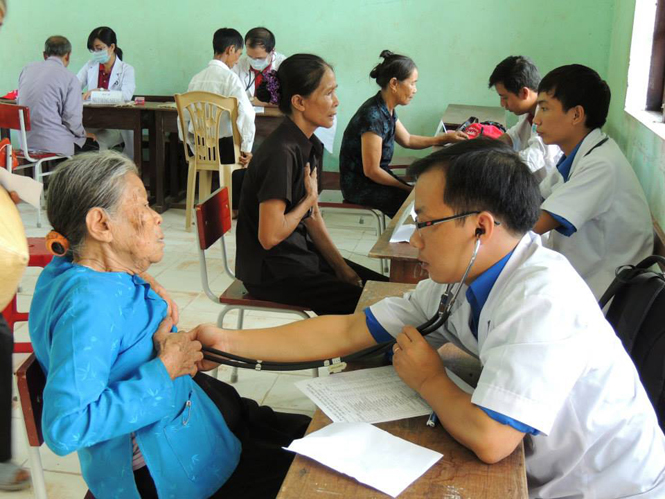 Cán bộ y tế khám, tư vấn sức khỏe cho người dân ở xã Lâm Trạch (Bố Trạch).