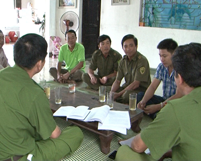 Lực lượng Công an cùng các tổ chức đoàn thể thăm hỏi, động viên, giúp đỡ người tái hòa nhập cộng đồng. Ảnh: Việt Hùng