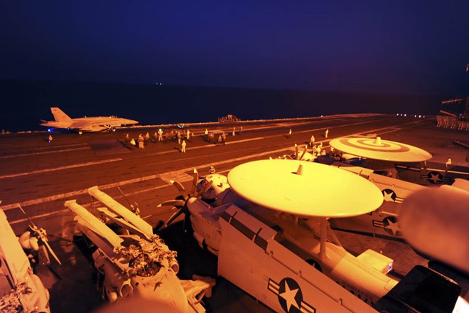 Chiến đấu cơ xuất phát từ tàu sân bay USS George H.W Bush (Nguồn: Reuters)