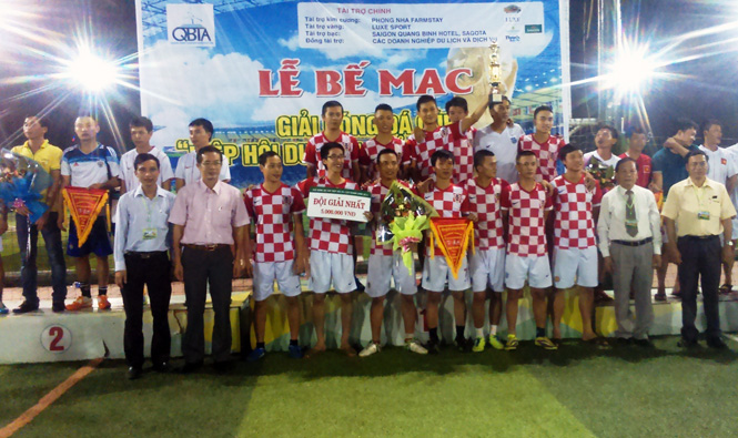 Đội tuyển Nhà hàng Sóng Thần nhận Cúp giải bóng đá Cúp Hiệp hội Du lịch Quảng Bình 2014