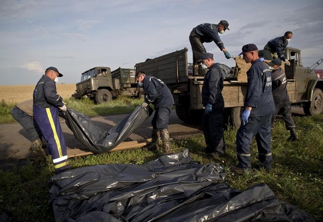 Các chuyên gia thu nhặt xác nạn nhân vụ rơi máy bay MH17. (Nguồn: AP)