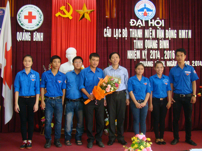 Đồng chí Cao Quang Cảnh tặng hoa chúc mừng BCH CLB TNVĐHMTN tỉnh nhiệm kỳ 2014- 2016.