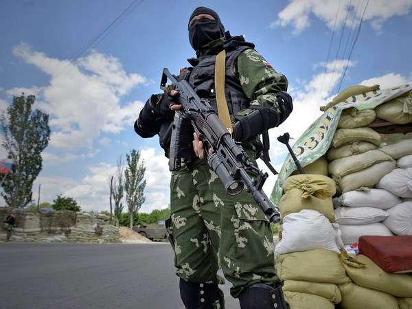 Một thành viên lực lượng ly khai đứng gác tại trạm kiểm soát ở ngoại ô thành phố Donetsk. (Nguồn: veooz. com)