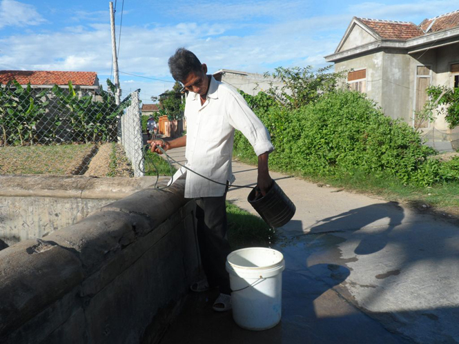 Nước giếng khô cạn, người dân phải lấy nước nhiễm mặn từ giếng làng.