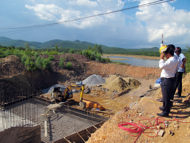 Công trình sửa chữa và nâng cấp tràn sự cố hồ chứa nước Trung Thuần (xã Quảng Thạch) đang gấp rút được hoàn thành trước mùa mưa bão.