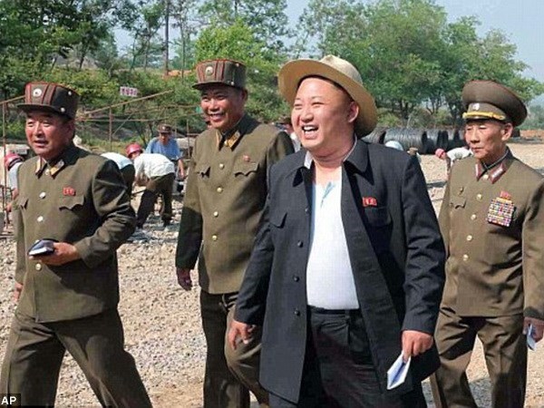 Nhà lãnh đạo Kim Jong-un trong một chuyến thị sát. (Nguồn: AP)