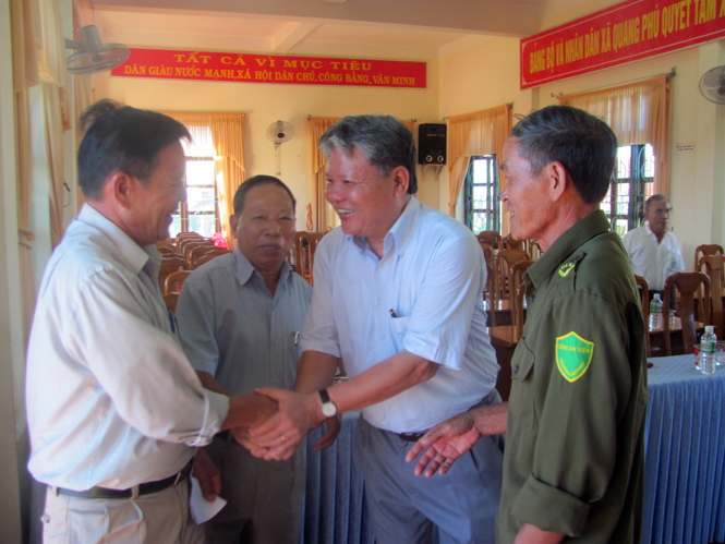 Đồng chí Hà Hùng Cường, Ủy viên Trung ương Đảng, Bộ trưởng Bộ Tư pháp, trò chuyện với cử tri Đồng Hới.