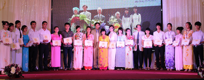 Hội Khuyến học tỉnh phối hợp tổ chức trao học bổng Vallet cho học sinh, sinh viên ưu tú Quảng Bình, Quảng Trị và Hà Tĩnh.