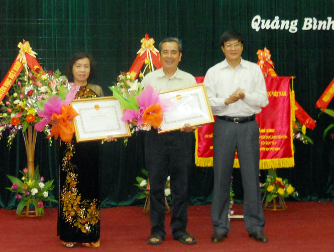 Đồng chí Lương Ngọc Bính, Ủy viên Trung ương Đảng, Bí thư Tỉnh ủy, Chủ tịch HĐND tỉnh trao bằng khen của UBND tỉnh cho lãnh đạo Hội Khuyến học nhân kỷ niệm 15 năm ngày thành lập Hội.