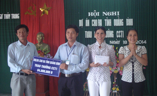 BQL dự án huyện trao thưởng gói CCT1 cho xã biển Ngư Thủy Trung.