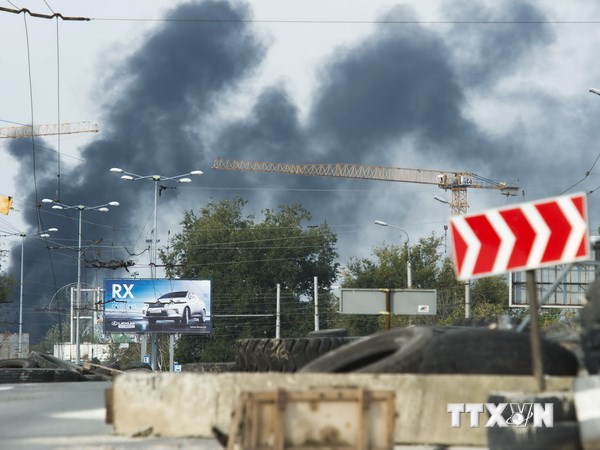 Khói bốc lên từ sân bay Donetsk. (Nguồn: AFP/TTXVN)