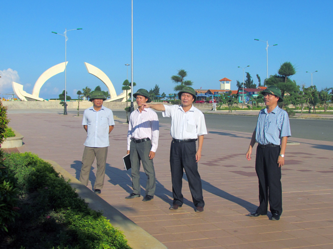 Ông Trần Đình Dinh, TUV, Chủ tịch UBND TP. Đồng Hới (thứ hai từ phải sang) kiểm tra việc chỉnh trang khu vực quảng trường biển Bảo Ninh.