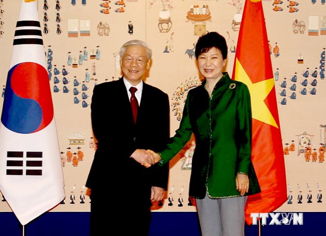 Tổng thống Hàn Quốc Park Geun-hye đón Tổng Bí thư Nguyễn Phú Trọng. (Ảnh: Trí Dũng/TTXVN)