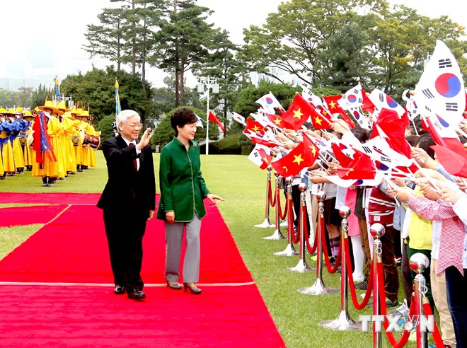Tổng thống Hàn Quốc Park Geun-hye và Tổng Bí thư Nguyễn Phú Trọng tại Lễ đón. (Ảnh: Trí Dũng/TTXVN)