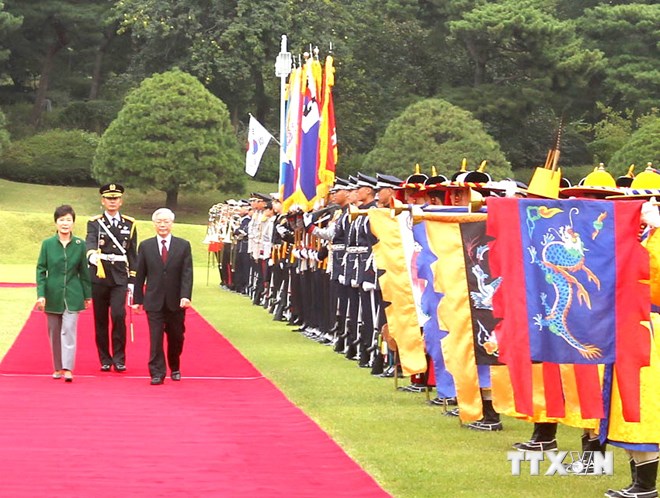 Tổng thống Hàn Quốc Park Geun-hye và Tổng Bí thư Nguyễn Phú Trọng duyệt đội danh dự tại Lễ đón. (Ảnh: Trí Dũng/TTXVN)