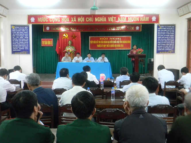  Các đại biểu Quốc hội tỉnh tiếp xúc cử tri tại huyện Tuyên Hóa.