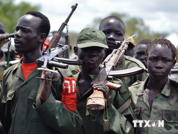Các tay súng Phong trào Dân chủ Nam Sudan tuần tra tại Gumuruk. (Nguồn: AFP/TTXVN)