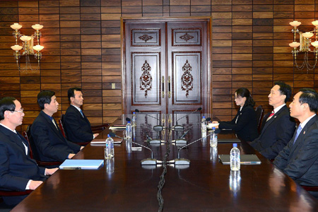 Đại diện của Triều Tiên và Hàn Quốc tại một cuộc gặp cấp cao hiếm hoi giữa hai miền vào tháng 2-2014. Ảnh: time.com