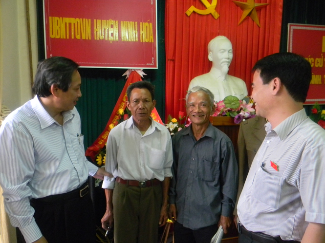  Đồng chí Hoàng Đăng Quang nói chuyện với cử tri huyện Minh Hóa.
