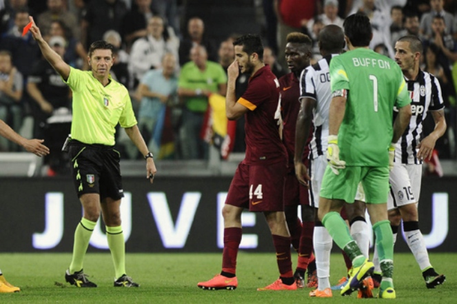 Trận đấu giữa Juventus và Roma quá quyết liệt với 2 thẻ đỏ cho cả hai. Ảnh: AFP