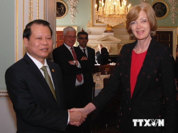 Phó Thủ tướng Vũ Văn Ninh gặp Thị trưởng Khu tài chính London Fiona Woolf nhân chuyến thăm, làm việc tại Liên hiệp Vương quốc Anh và Bắc Ireland, ngày 15-4. (Ảnh: Đỗ Sinh/TTXVN)