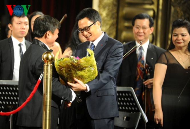 Phó Thủ tướng Vũ Đức Đam tặng hoa các nhạc sĩ, nghệ sĩ