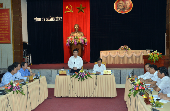 Đồng chí Vương Đình Huệ, Uỷ viên Trung ương Đảng, Trưởng ban Kinh tế Trung ương, phát biểu tại buổi làm việc với Thường trực Tỉnh uỷ.
