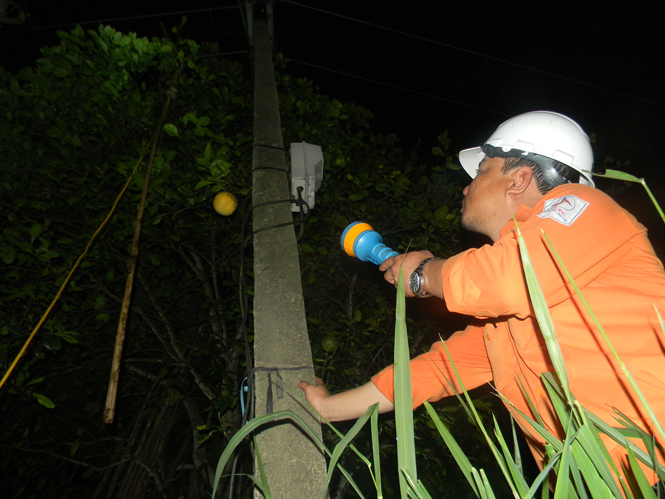 Phát hiện một trường hợp câu móc trực tiếp vào lưới điện để sử dụng, không qua hệ thống công tơ đo đếm ở xã Phú Định.