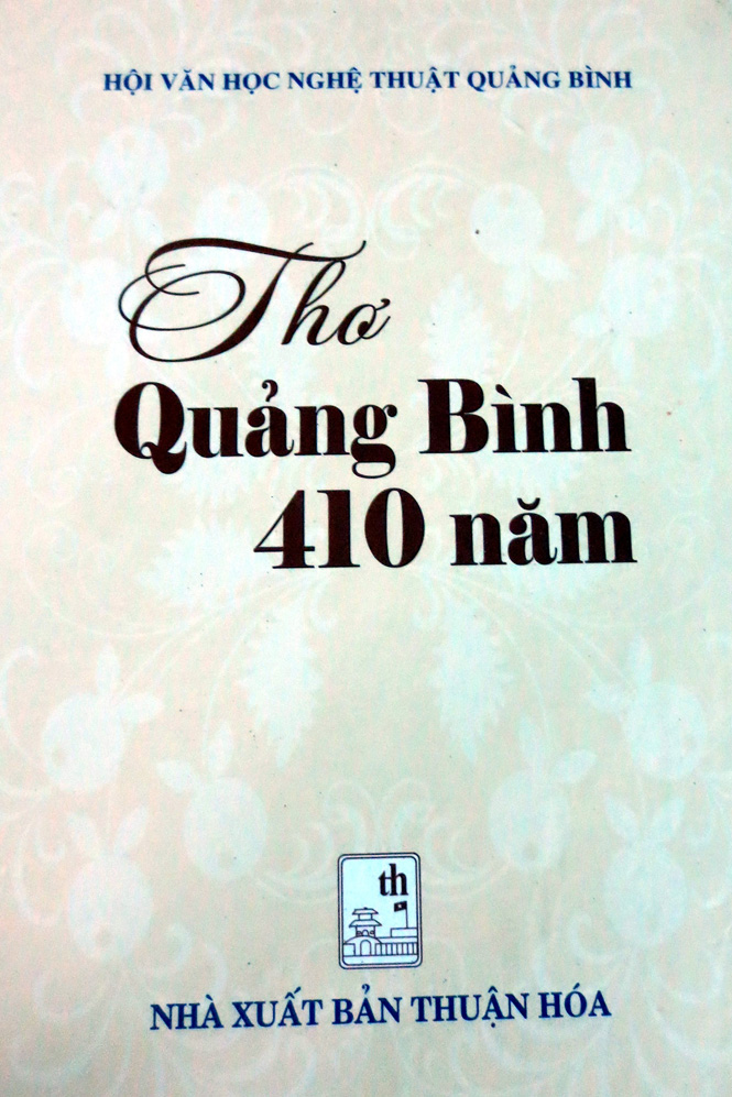 Bìa cuốn sách “Thơ Quảng Bình 410 năm”.