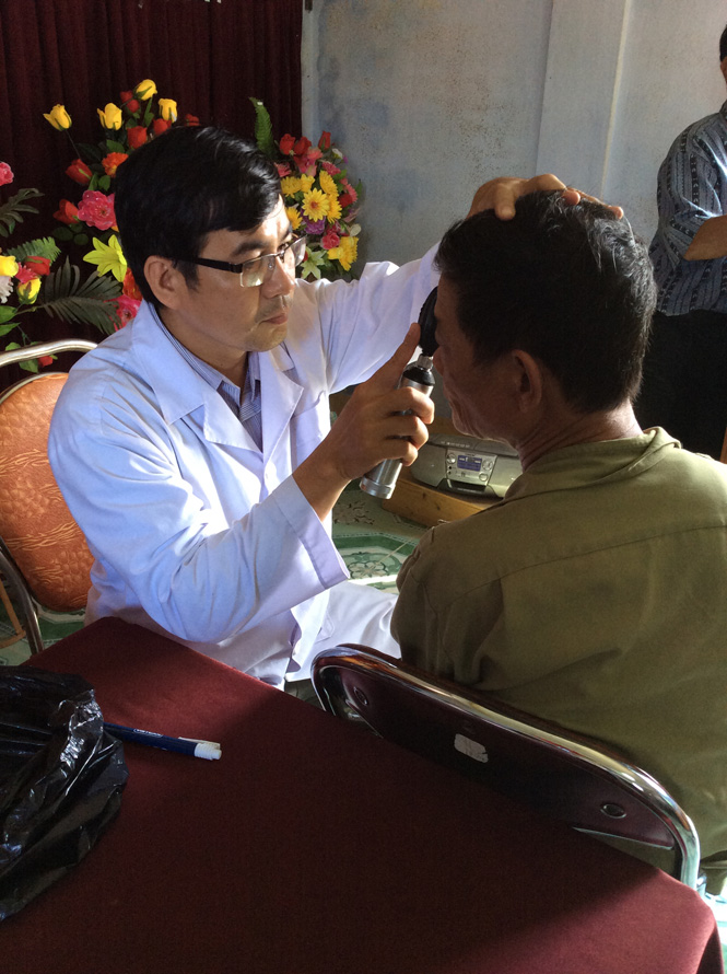 Khám, sàng lọc các bệnh về mắt cho người cao tuổi ở cơ sở là một trong những hoạt động được Trung tâm phòng chống bệnh xã hội tỉnh hết sức chú trọng.
