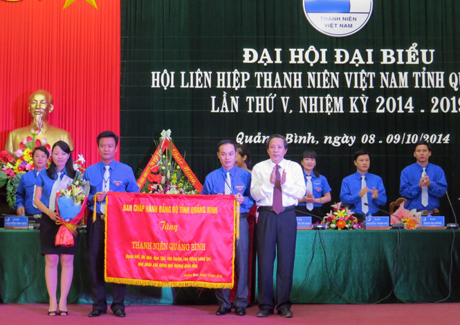 Đồng chí Hoàng Đăng Quang, Phó Bí thư Thường trực Tỉnh ủy, Trưởng đoàn Đại biểu Quốc Hội trao tặng bức trướng cho Hội LHTNVN tỉnh.