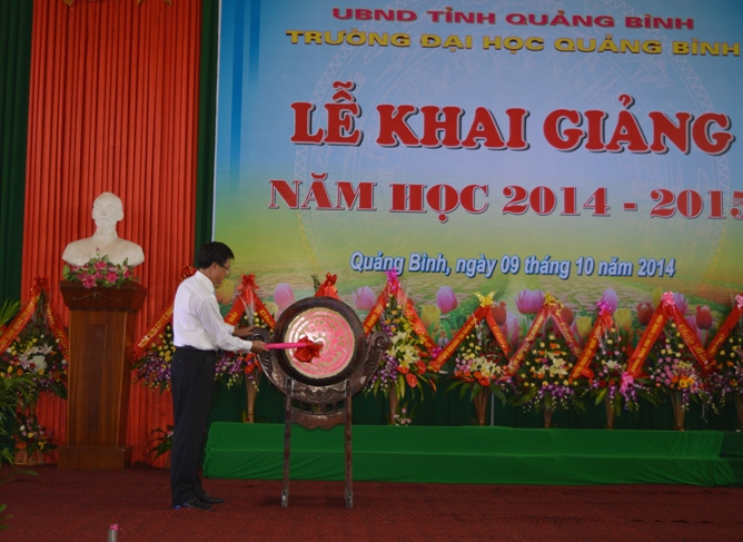 Đồng chí Lương Ngọc Bính, Ủy viên Trung ương Đảng, Bí thư Tỉnh ủy, Chủ tịch HĐND tỉnh đánh trống khai giảng năm học mới.