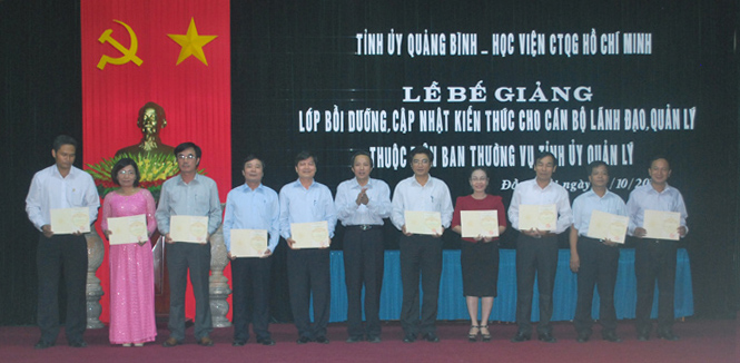 Đồng chí Hoàng Đăng Quang, Phó Bí thư Thường trực Tỉnh ủy, Trưởng đoàn đại biểu Quốc hội tỉnh trao giấy chứng nhận hoàn thành chương trình bồi dưỡng cho các cán bộ tham gia lớp học.