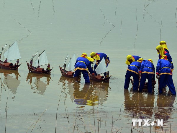 Tái hiện Lễ Khao lề thế lính Hoàng Sa của ngư dân huyện đảo Lý Sơn tỉnh Quảng Ngãi. (Ảnh: Thanh Hà/TTXVN)