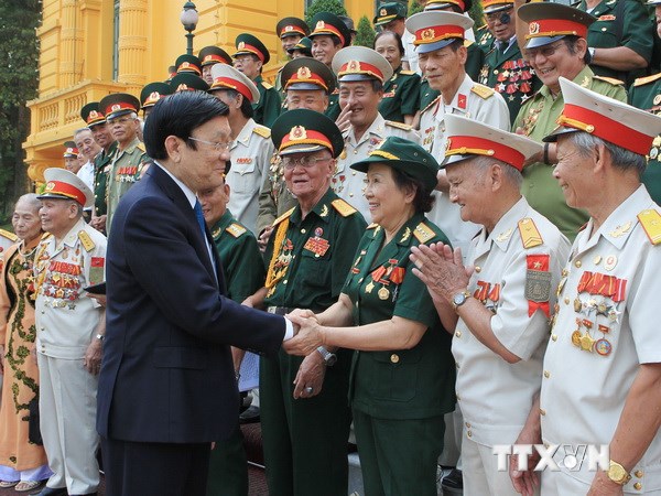 Chủ tịch nước Trương Tấn Sang với các cựu chiến sỹ lực lượng vũ trang tinh nhuệ ba miền Bắc-Trung-Nam. (Ảnh: Nguyễn Khang/TTXVN)