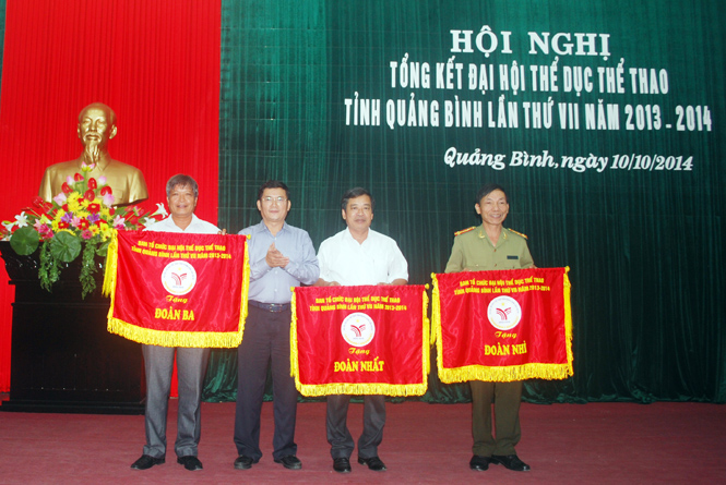 Đồng chí Trần Tiến Dũng, TUV, Phó Chủ tịch UBND tỉnh trao cờ cho các đơn vị đạt giải toàn đoàn tại Đại hội TDTT toàn tỉnh lần thứ VII.
