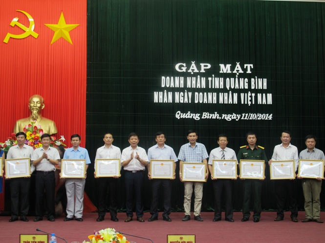 Đồng chí Nguyễn Hữu Hoài, Phó Bí thư Tỉnh ủy, Chủ tịch UBND tỉnh trao bằng khen cho các doanh nghiệp nộp ngân sách vượt kế hoạch năm 2013.