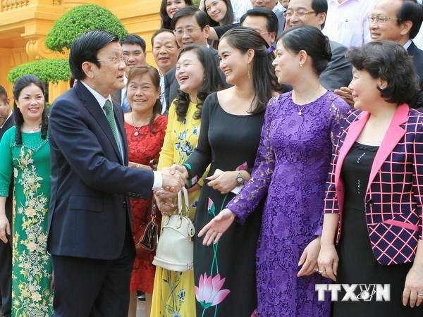 Chủ tịch nước Trương Tấn Sang với các doanh nhân Việt Nam tiêu biểu. (Ảnh: Nguyễn Khang/TTXVN)