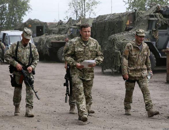 Cựu Bộ trưởng Quốc phòng Ukraine Valeriy Heletey (giữa). (Nguồn: Reuters)