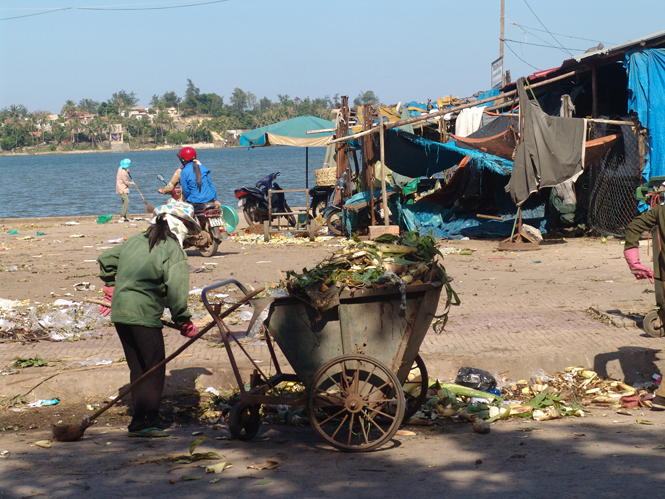 Đời sống cúa công nhân thu gom rác ở Công ty TNHH MTV MT-ĐT Quảng Bình còn nhiều khó khăn.