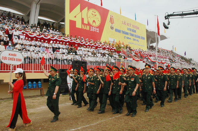 Lực lượng CCB tham gia diễu hành chào mừng 410 năm hình thành tỉnh Quảng Bình.
