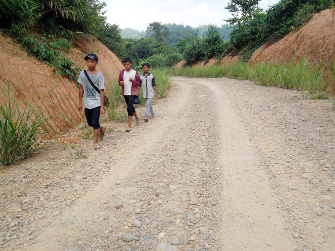 Những đứa trẻ Vân Kiều đi bộ 20 cây số về nhà vào dịp cuối tuần.