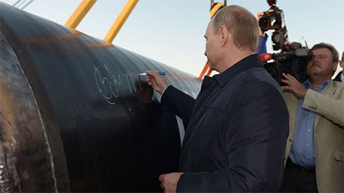 Tổng thống Nga V. Pu-tin tại Lễ khởi công xây dựng đường ống khí đốt Nga-Trung Quốc hồi đầu tháng 9. Ảnh: AP
