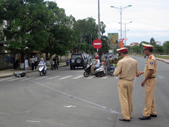 Lực lượng CSGT Công an thành phố Đồng Hới xử lý một vụ tai nạn giao thông trên địa bàn.