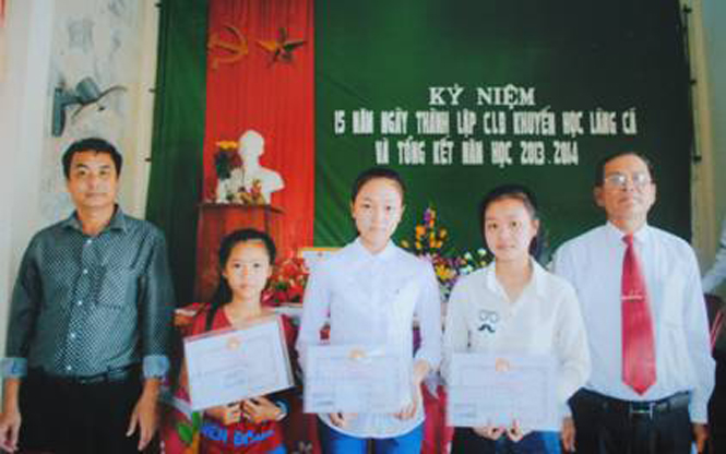 Ông Nguyễn Tiến Tân, Chủ nhiệm “CLB khuyến học làng cá” cùng lãnh đạo địa phương tặng giấy khen và phần thưởng cho các em đạt học sinh giỏi năm học 2013- 2014.