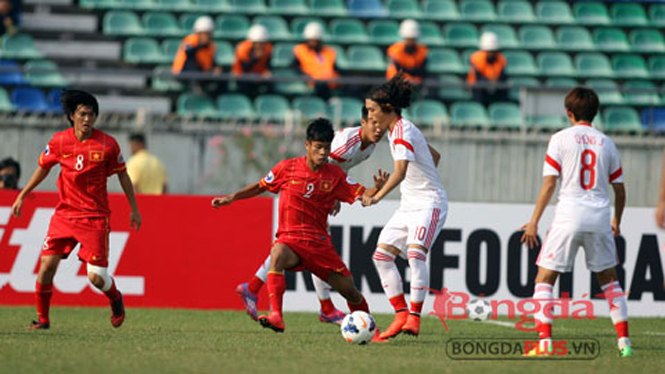 Các cầu thủ U19 Trung Quốc gặp nhiều khó khăn trong trận đấu với U19 Việt Nam. Ảnh: Đức Cường