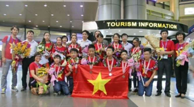 Đoàn học sinh Việt Nam dự IMSO đã về đến Việt Nam chiều 12-10. (Ảnh:Giaoducthoidai.vn)