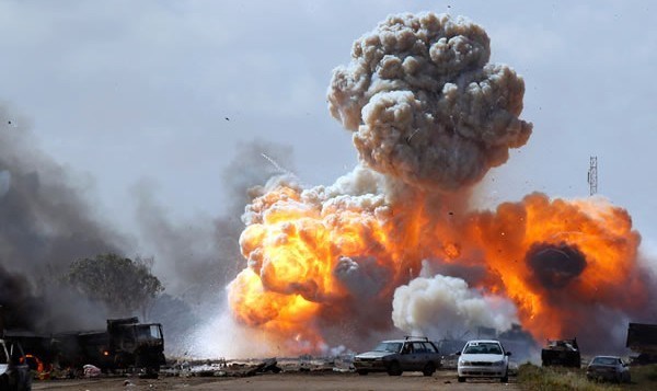 Có dấu hiệu cho thấy đợt không kích mới của Mỹ đã làm chậm bước tiến của IS ở Kobane. (Ảnh: popularresistance.org)