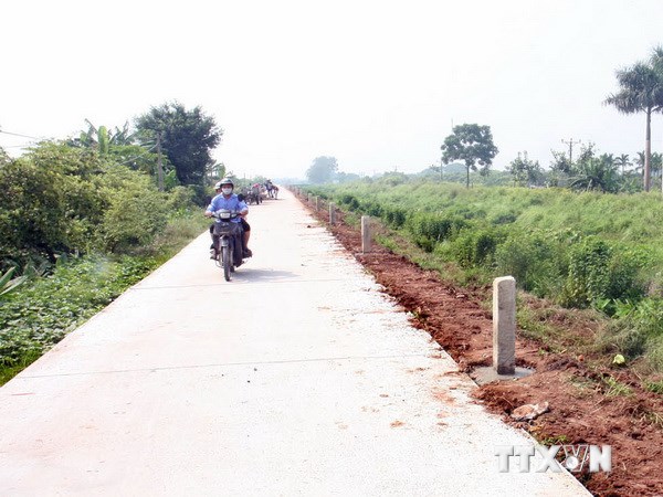 Đường giao thông được xây dựng theo tiêu chí nông thôn mới ở Hưng Yên. (Ảnh: Đình Huệ/TTXVN)